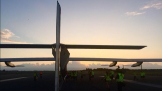 Solar Impulse laskeutumisen jälkeen Havaijilla